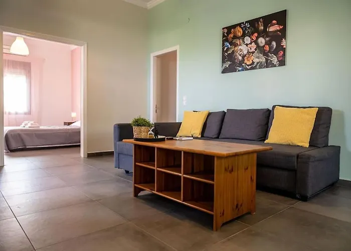 Pavlina's Three Minutes From טולון