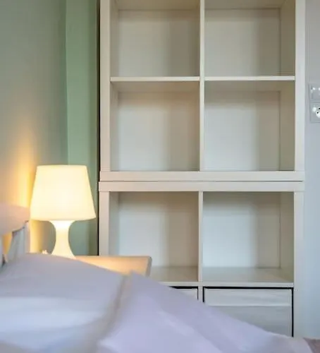 Pavlina's Three Minutes From דירה טולון