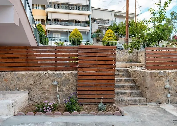 Pavlina's Three Minutes From * טולון