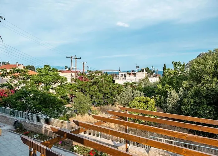 Pavlina's Three Minutes From * Tolón