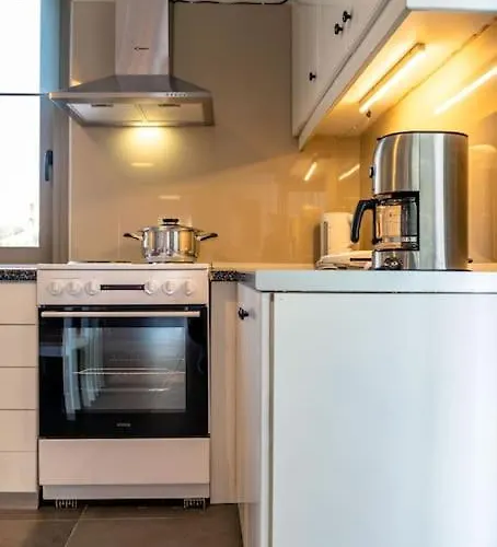 Pavlina's Three Minutes From טולון