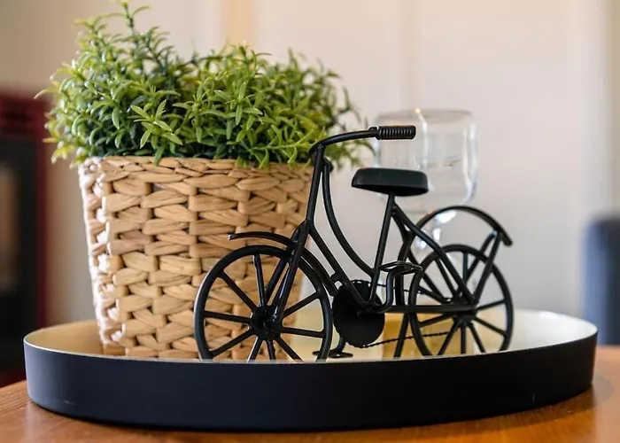 Pavlina's Three Minutes From * טולון